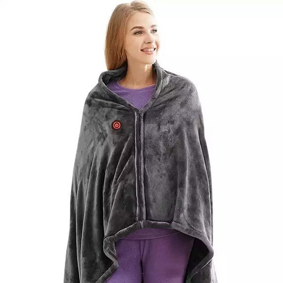 Plaid chauffant portable gris porté de face, zip central et bouton de réglage